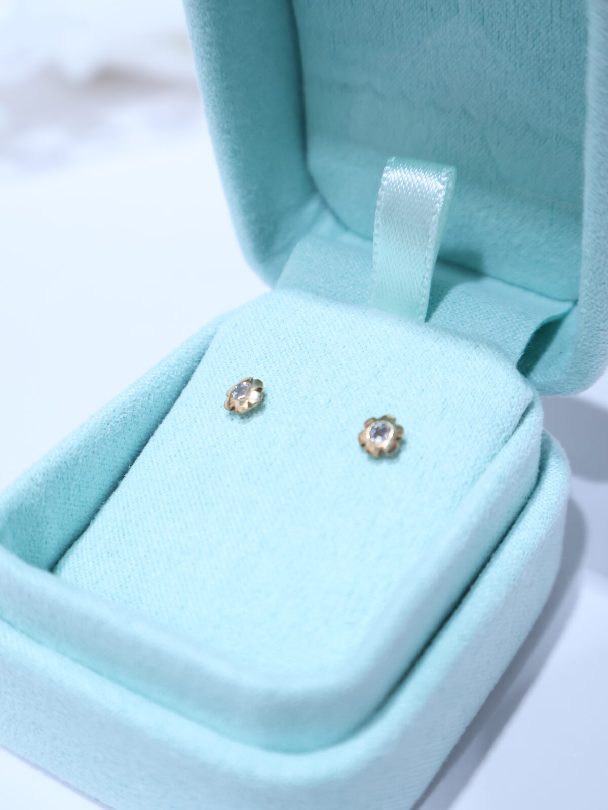Arete Abridor 18k Florcita con Circon Blanco - Imagen 2