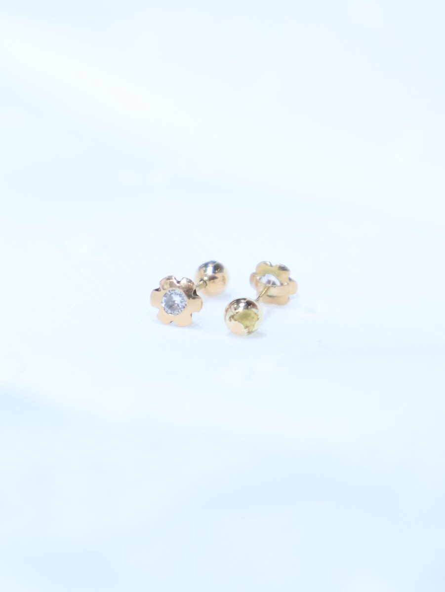 Arete Abridor 18k Florcita con Circon Blanco - Imagen 3