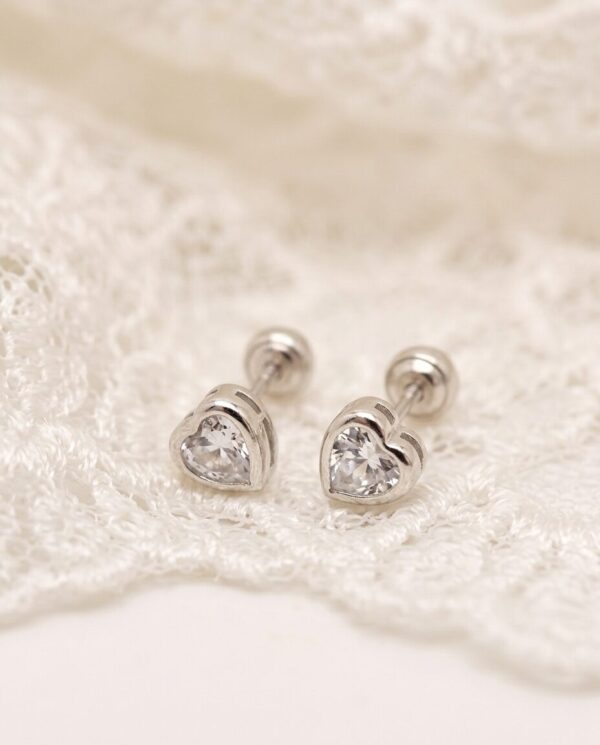 Arete Corazón Circón Borde Plata - Blanco
